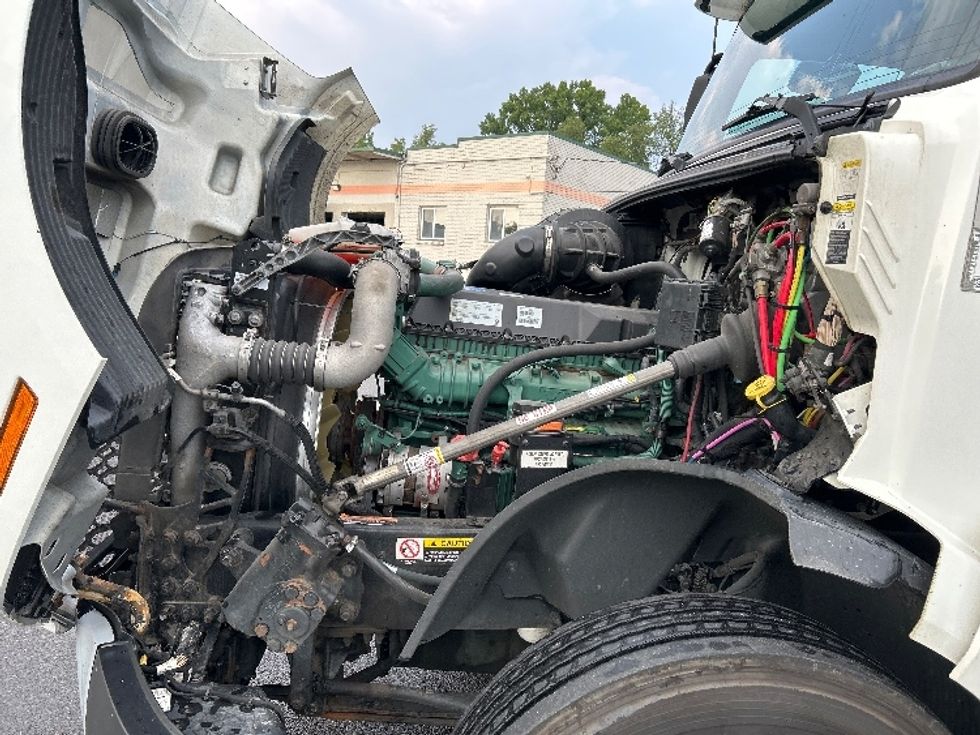 Sleeper Tractor-Heavy Duty Tractors-Volvo-2019-VNL64760-Coxsackie-NY-669,366\n\t\tmiles-$ 51,250 - Image 20