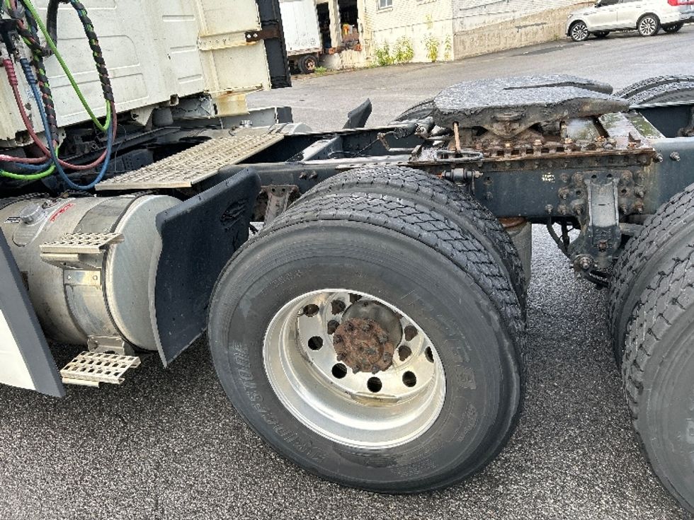 Sleeper Tractor-Heavy Duty Tractors-Volvo-2019-VNL64760-Coxsackie-NY-669,366\n\t\tmiles-$ 51,250 - Image 21