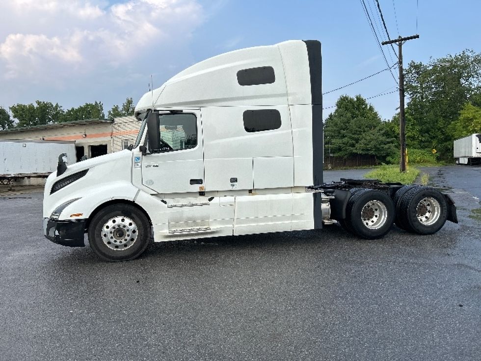 Sleeper Tractor-Heavy Duty Tractors-Volvo-2019-VNL64760-Coxsackie-NY-669,366\n\t\tmiles-$ 51,250 - Image 4