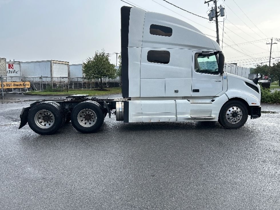 Sleeper Tractor-Heavy Duty Tractors-Volvo-2019-VNL64760-Coxsackie-NY-669,366\n\t\tmiles-$ 51,250 - Image 8