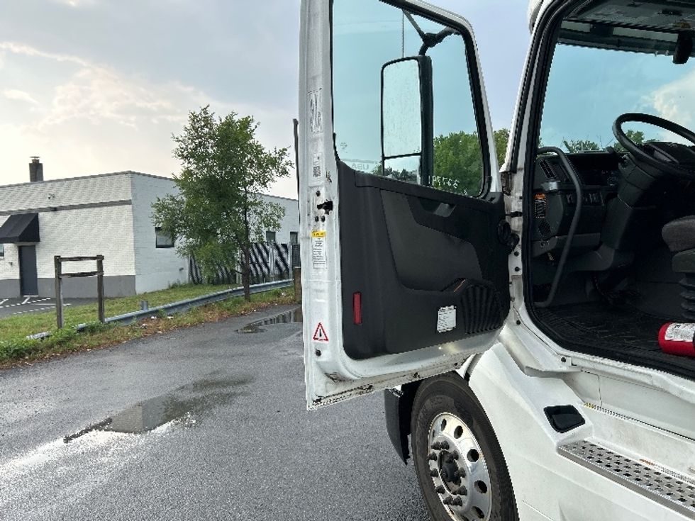 Sleeper Tractor-Heavy Duty Tractors-Volvo-2019-VNL64760-Coxsackie-NY-669,366\n\t\tmiles-$ 51,250 - Image 9