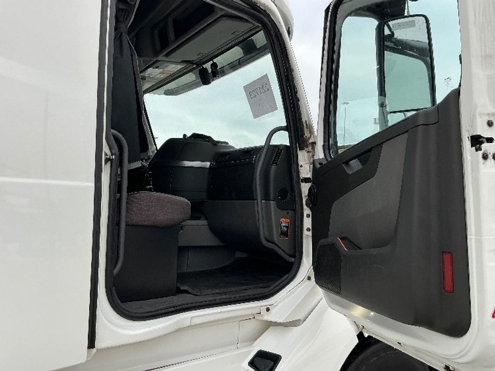 Sleeper Tractor-Heavy Duty Tractors-Volvo-2019-VNL64760-East Chicago-IN-508,152\n\t\tmiles-$ 58,250 - Image 13