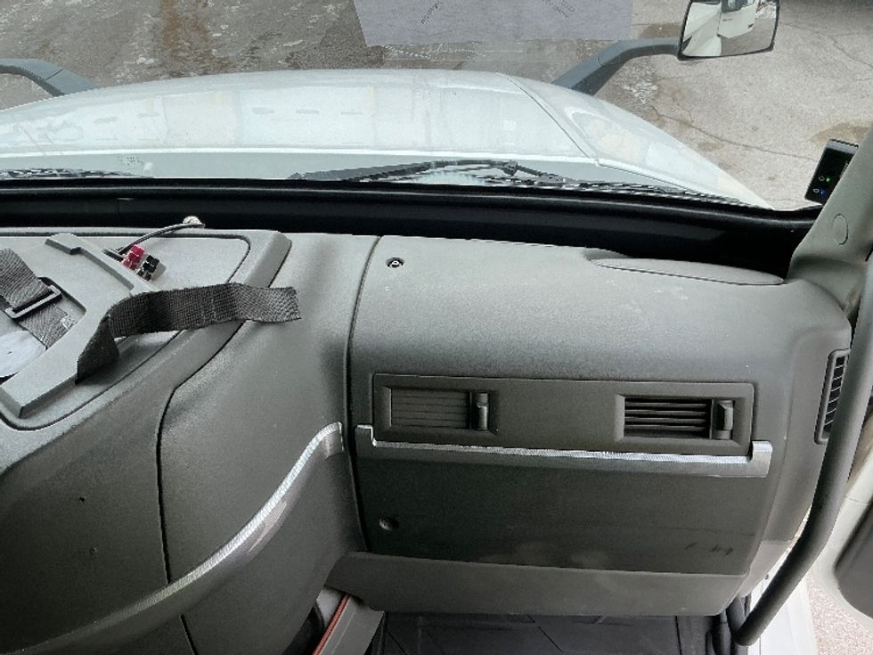 Sleeper Tractor-Heavy Duty Tractors-Volvo-2019-VNL64760-East Chicago-IN-508,152\n\t\tmiles-$ 58,250 - Image 14
