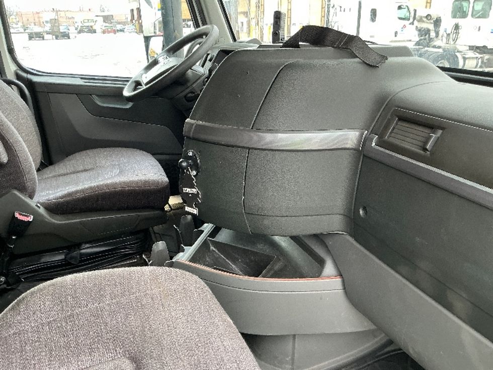 Sleeper Tractor-Heavy Duty Tractors-Volvo-2019-VNL64760-East Chicago-IN-508,152\n\t\tmiles-$ 58,250 - Image 15