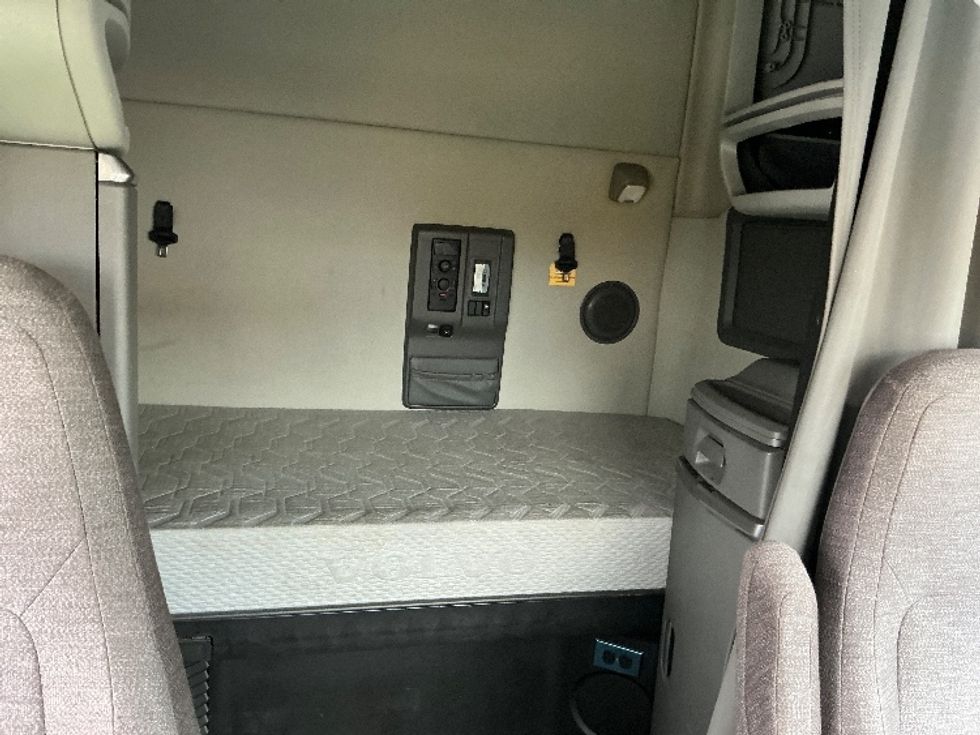 Sleeper Tractor-Heavy Duty Tractors-Volvo-2019-VNL64760-East Chicago-IN-508,152\n\t\tmiles-$ 58,250 - Image 16