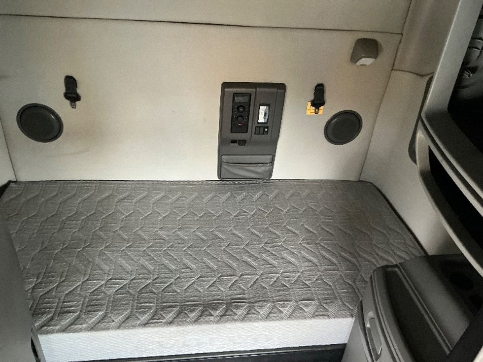 Sleeper Tractor-Heavy Duty Tractors-Volvo-2019-VNL64760-East Chicago-IN-508,152\n\t\tmiles-$ 58,250 - Image 17