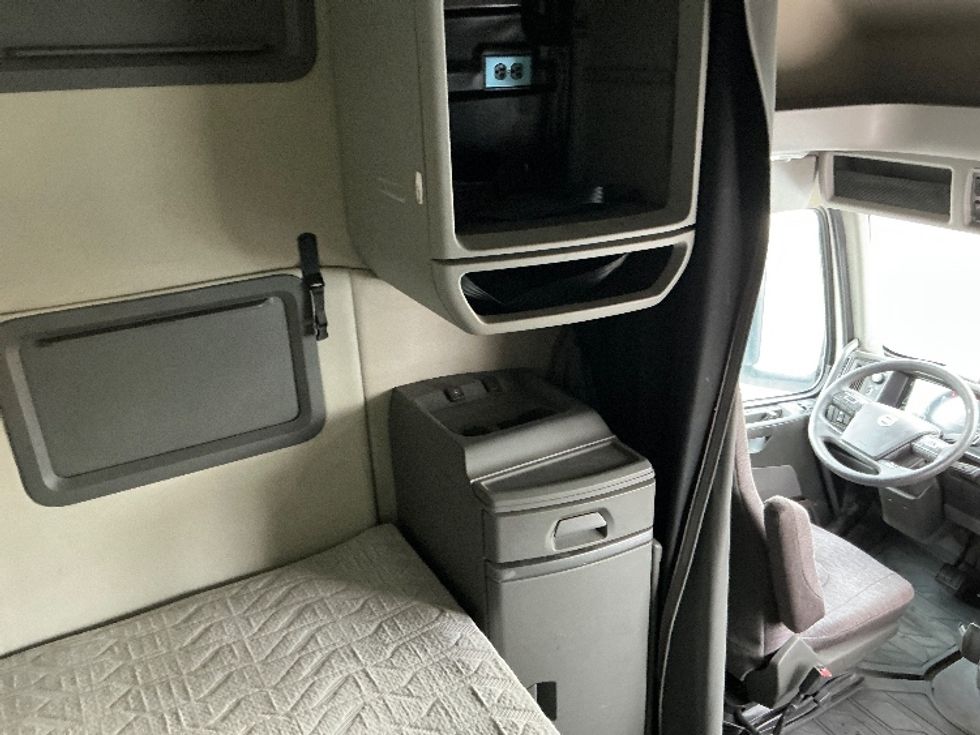 Sleeper Tractor-Heavy Duty Tractors-Volvo-2019-VNL64760-East Chicago-IN-508,152\n\t\tmiles-$ 58,250 - Image 18