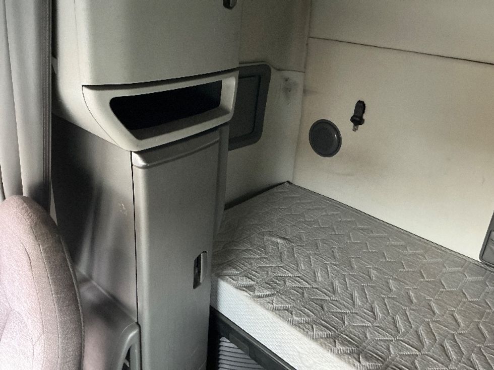 Sleeper Tractor-Heavy Duty Tractors-Volvo-2019-VNL64760-East Chicago-IN-508,152\n\t\tmiles-$ 58,250 - Image 19