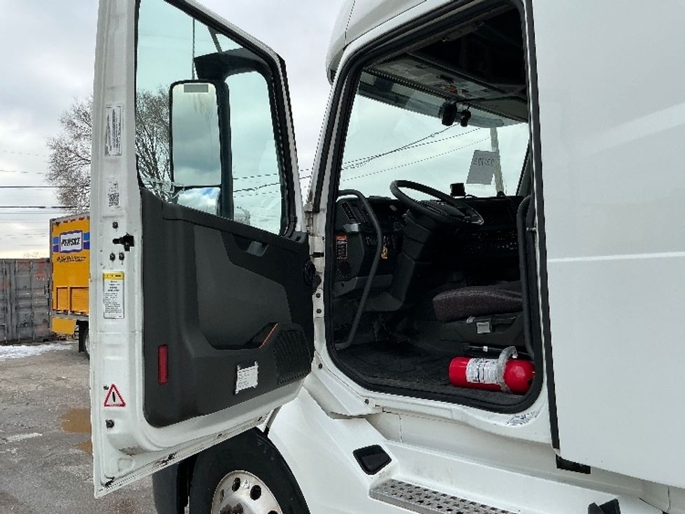 Sleeper Tractor-Heavy Duty Tractors-Volvo-2019-VNL64760-East Chicago-IN-508,152\n\t\tmiles-$ 58,250 - Image 9
