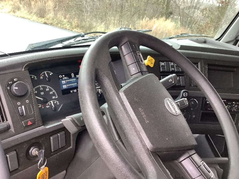 Sleeper Tractor-Heavy Duty Tractors-Volvo-2019-VNL64760-Elizabethtown-KY-529,229\n\t\tmiles-$ 54,750 - Image 10
