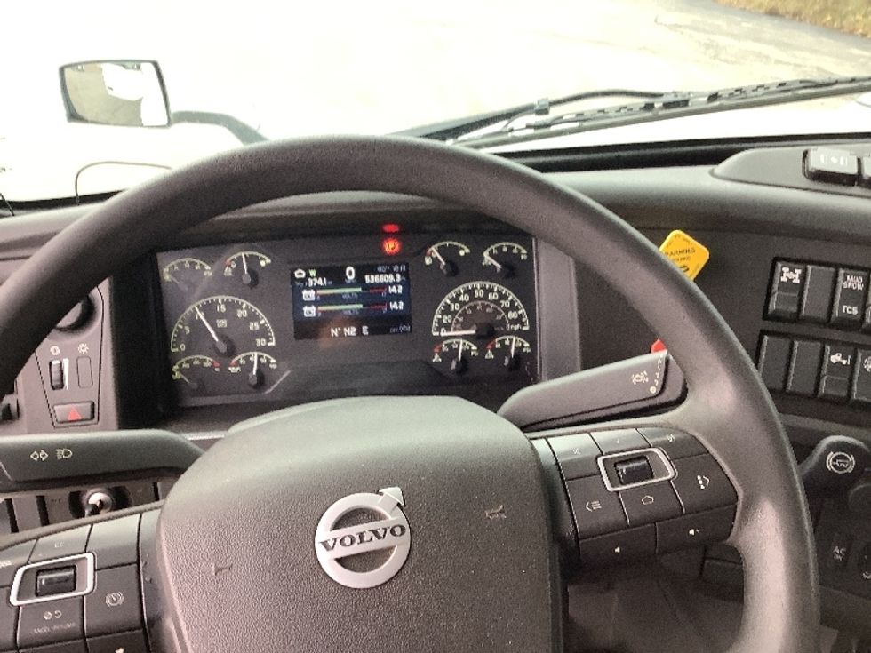 Sleeper Tractor-Heavy Duty Tractors-Volvo-2019-VNL64760-Elizabethtown-KY-529,229\n\t\tmiles-$ 54,750 - Image 11