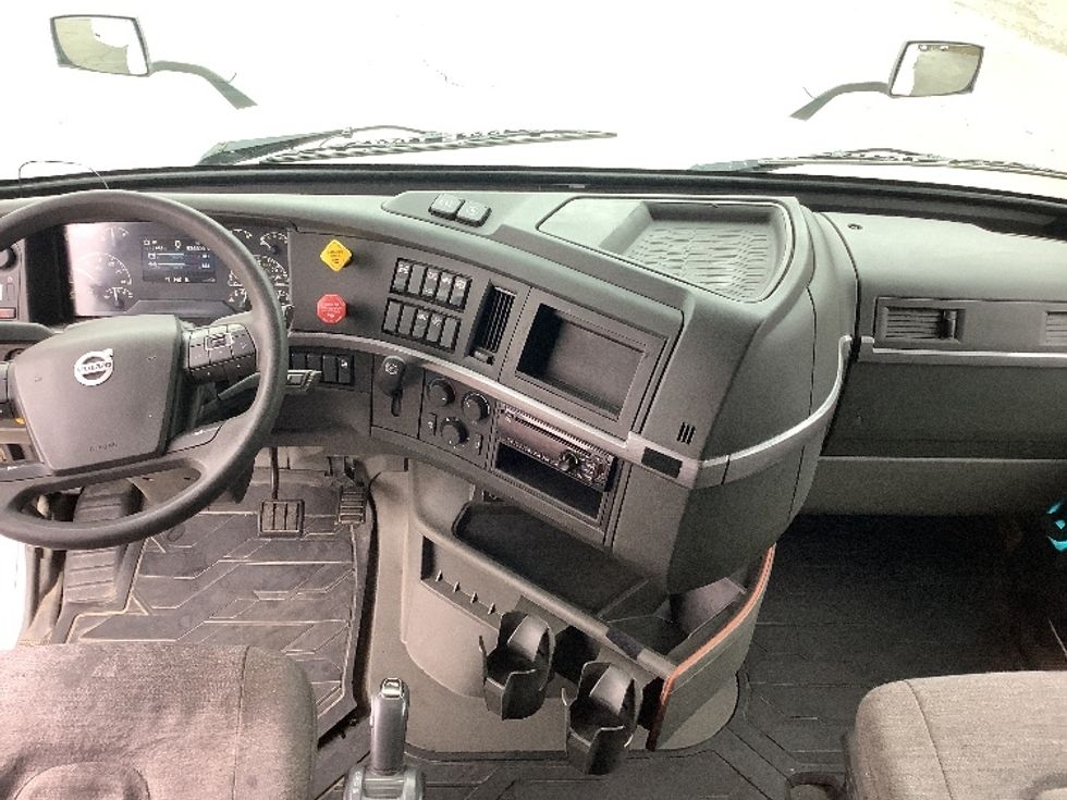 Sleeper Tractor-Heavy Duty Tractors-Volvo-2019-VNL64760-Elizabethtown-KY-529,229\n\t\tmiles-$ 54,750 - Image 12