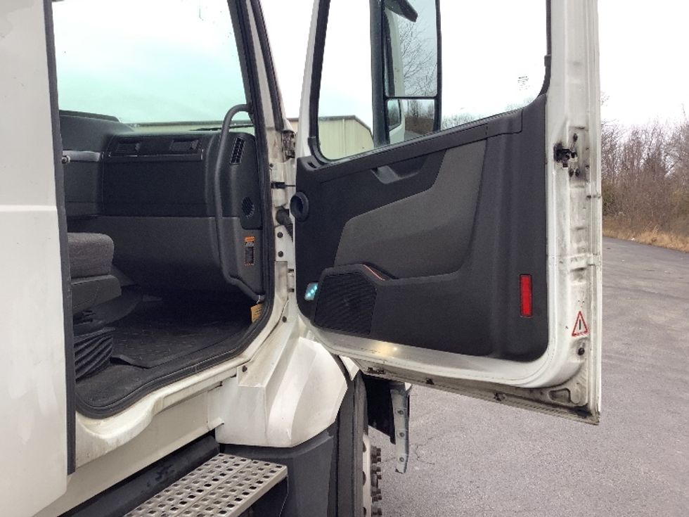 Sleeper Tractor-Heavy Duty Tractors-Volvo-2019-VNL64760-Elizabethtown-KY-529,229\n\t\tmiles-$ 54,750 - Image 13