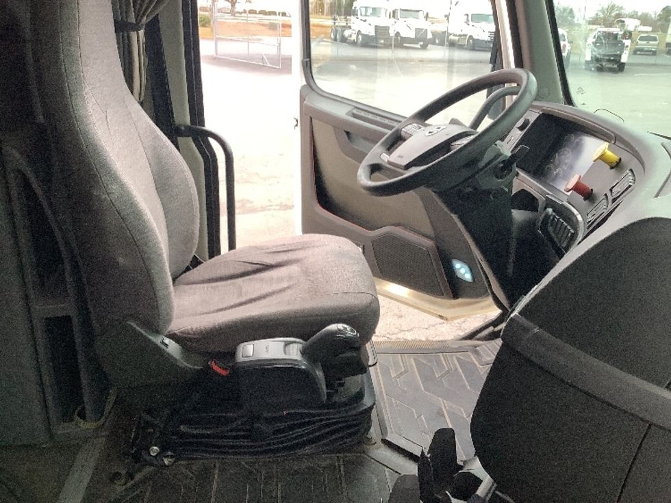 Sleeper Tractor-Heavy Duty Tractors-Volvo-2019-VNL64760-Elizabethtown-KY-529,229\n\t\tmiles-$ 54,750 - Image 15