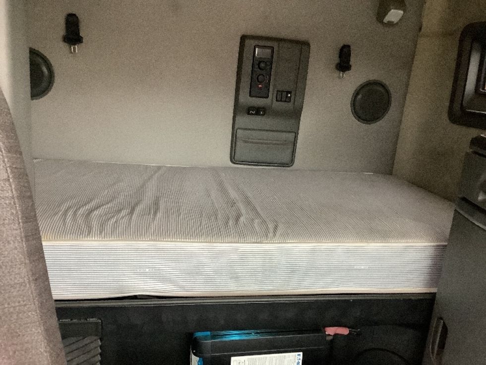 Sleeper Tractor-Heavy Duty Tractors-Volvo-2019-VNL64760-Elizabethtown-KY-529,229\n\t\tmiles-$ 54,750 - Image 16