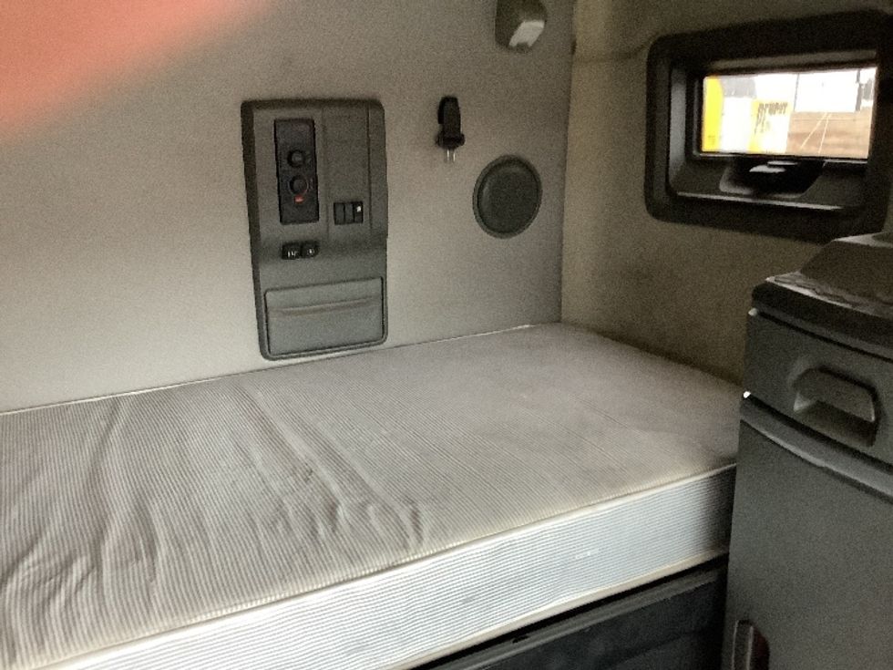 Sleeper Tractor-Heavy Duty Tractors-Volvo-2019-VNL64760-Elizabethtown-KY-529,229\n\t\tmiles-$ 54,750 - Image 17