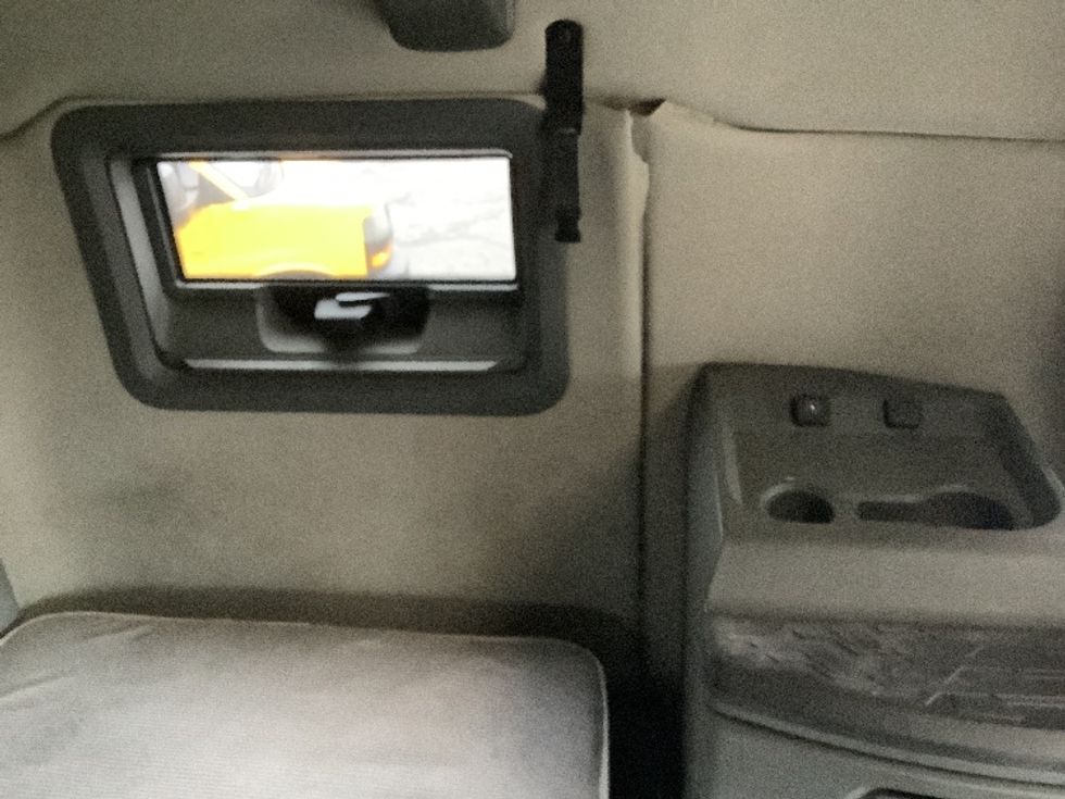 Sleeper Tractor-Heavy Duty Tractors-Volvo-2019-VNL64760-Elizabethtown-KY-529,229\n\t\tmiles-$ 54,750 - Image 18