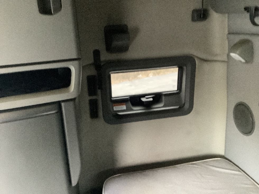 Sleeper Tractor-Heavy Duty Tractors-Volvo-2019-VNL64760-Elizabethtown-KY-529,229\n\t\tmiles-$ 54,750 - Image 19