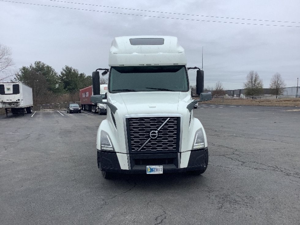 Sleeper Tractor-Heavy Duty Tractors-Volvo-2019-VNL64760-Elizabethtown-KY-529,229\n\t\tmiles-$ 54,750 - Image 2