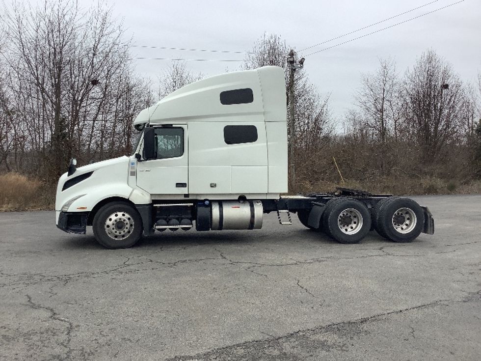 Sleeper Tractor-Heavy Duty Tractors-Volvo-2019-VNL64760-Elizabethtown-KY-529,229\n\t\tmiles-$ 54,750 - Image 4