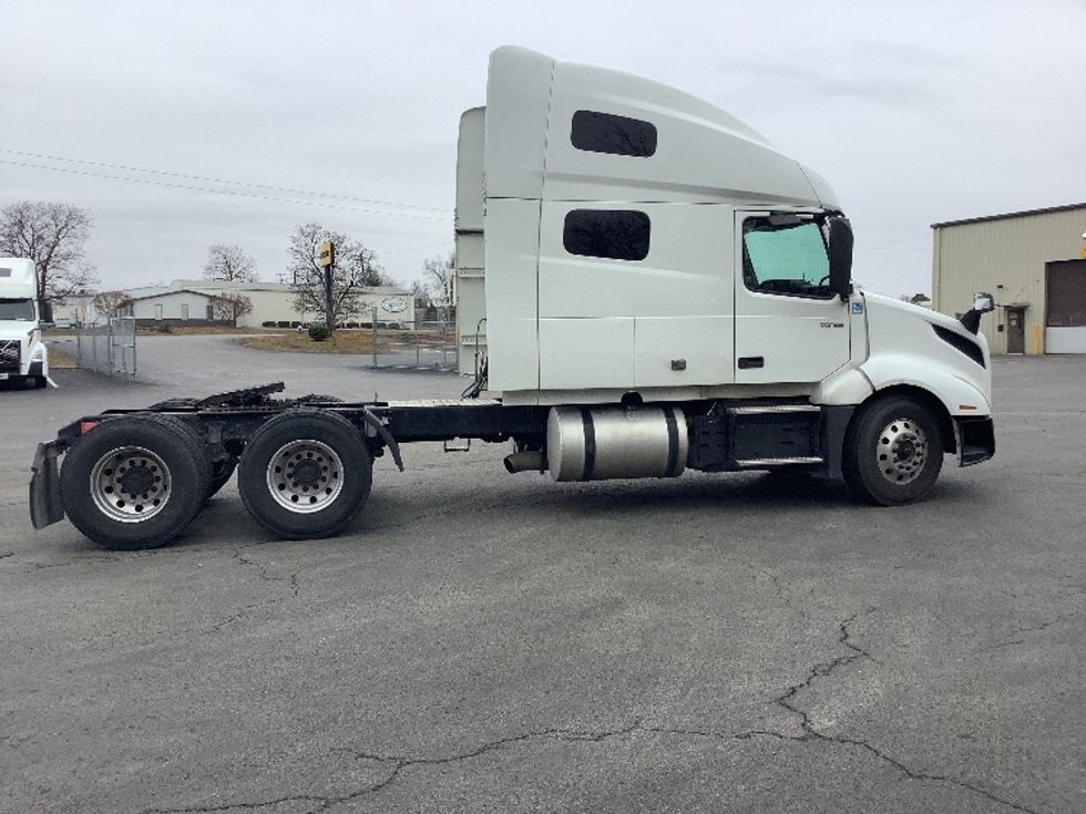 Sleeper Tractor-Heavy Duty Tractors-Volvo-2019-VNL64760-Elizabethtown-KY-529,229\n\t\tmiles-$ 54,750 - Image 8