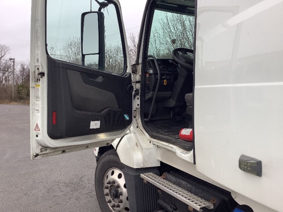 Sleeper Tractor-Heavy Duty Tractors-Volvo-2019-VNL64760-Elizabethtown-KY-529,229\n\t\tmiles-$ 54,750 - Image 9
