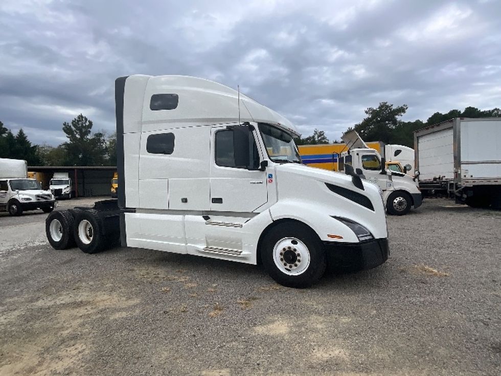Sleeper Tractor-Heavy Duty Tractors-Volvo-2019-VNL64760-Fayetteville-NC-489,325\n\t\tmiles-$ 62,750 - Image 1