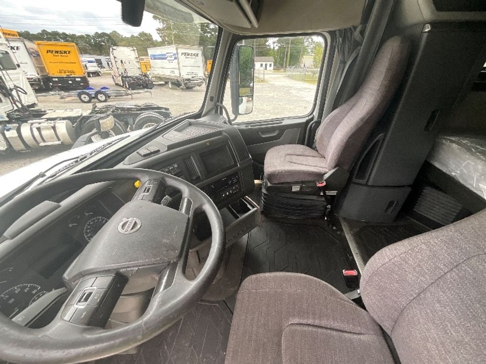 Sleeper Tractor-Heavy Duty Tractors-Volvo-2019-VNL64760-Fayetteville-NC-489,325\n\t\tmiles-$ 62,750 - Image 10