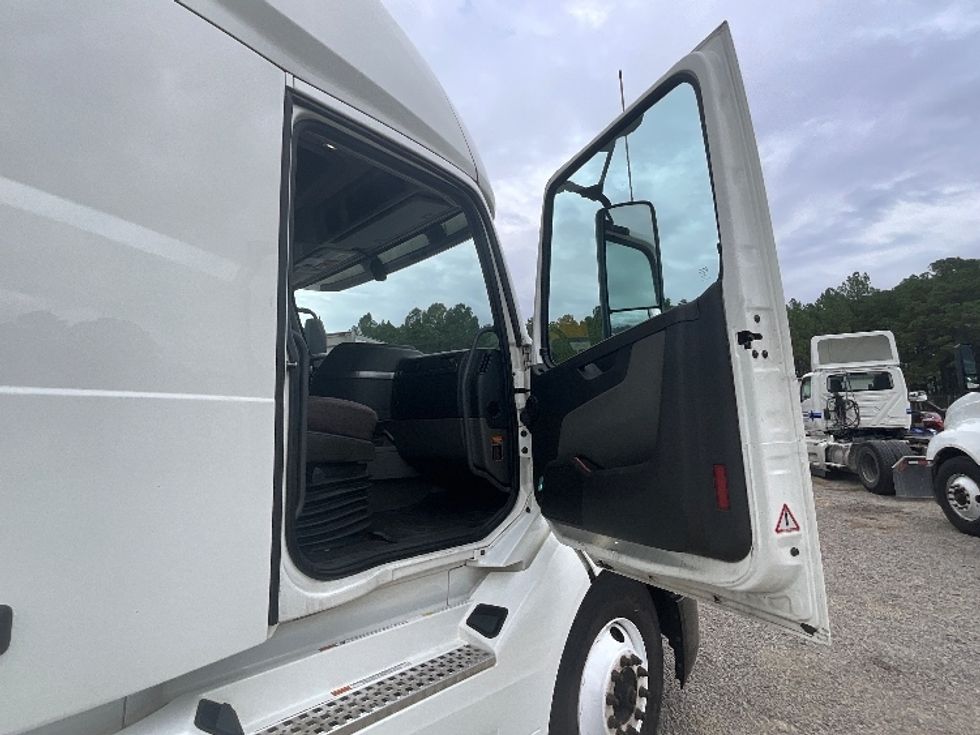 Sleeper Tractor-Heavy Duty Tractors-Volvo-2019-VNL64760-Fayetteville-NC-489,325\n\t\tmiles-$ 62,750 - Image 11