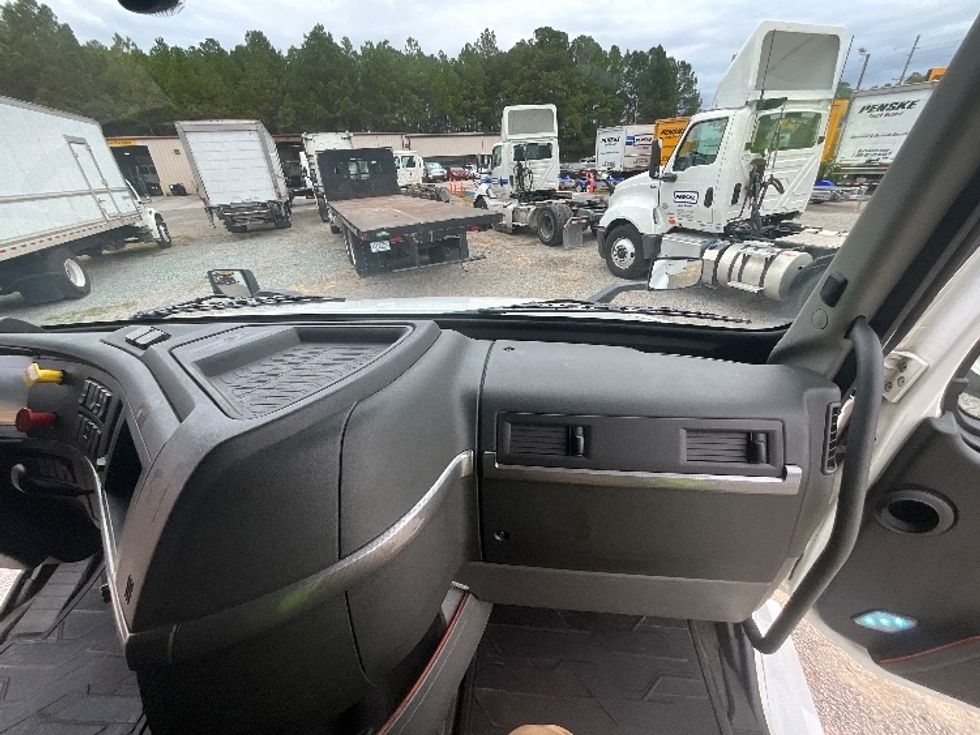 Sleeper Tractor-Heavy Duty Tractors-Volvo-2019-VNL64760-Fayetteville-NC-489,325\n\t\tmiles-$ 62,750 - Image 12