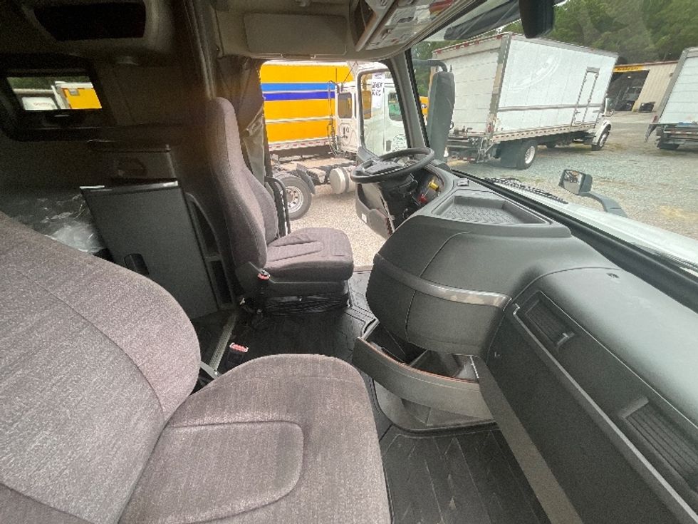 Sleeper Tractor-Heavy Duty Tractors-Volvo-2019-VNL64760-Fayetteville-NC-489,325\n\t\tmiles-$ 62,750 - Image 13