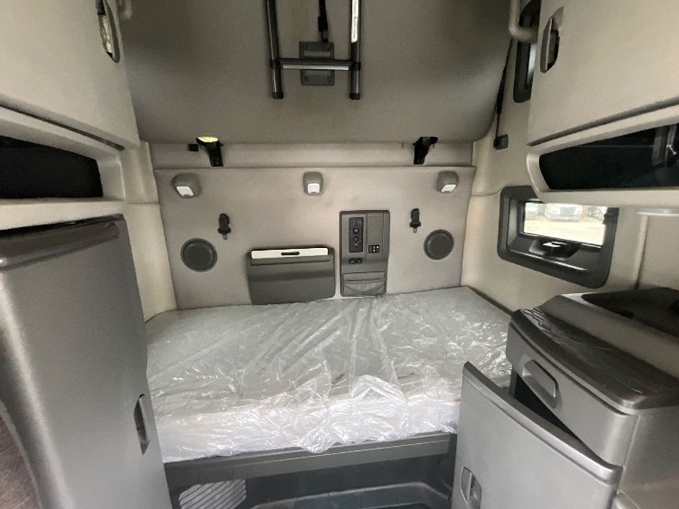 Sleeper Tractor-Heavy Duty Tractors-Volvo-2019-VNL64760-Fayetteville-NC-489,325\n\t\tmiles-$ 62,750 - Image 14