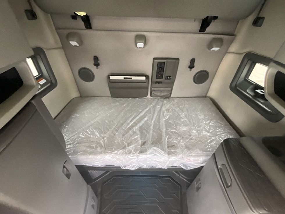 Sleeper Tractor-Heavy Duty Tractors-Volvo-2019-VNL64760-Fayetteville-NC-489,325\n\t\tmiles-$ 62,750 - Image 15