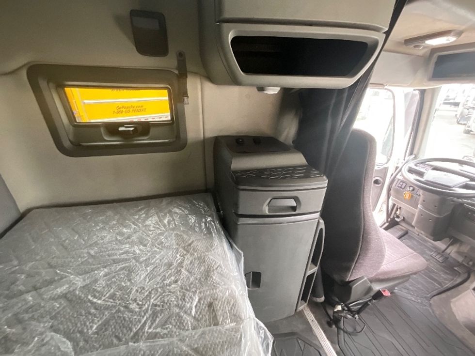 Sleeper Tractor-Heavy Duty Tractors-Volvo-2019-VNL64760-Fayetteville-NC-489,325\n\t\tmiles-$ 62,750 - Image 16