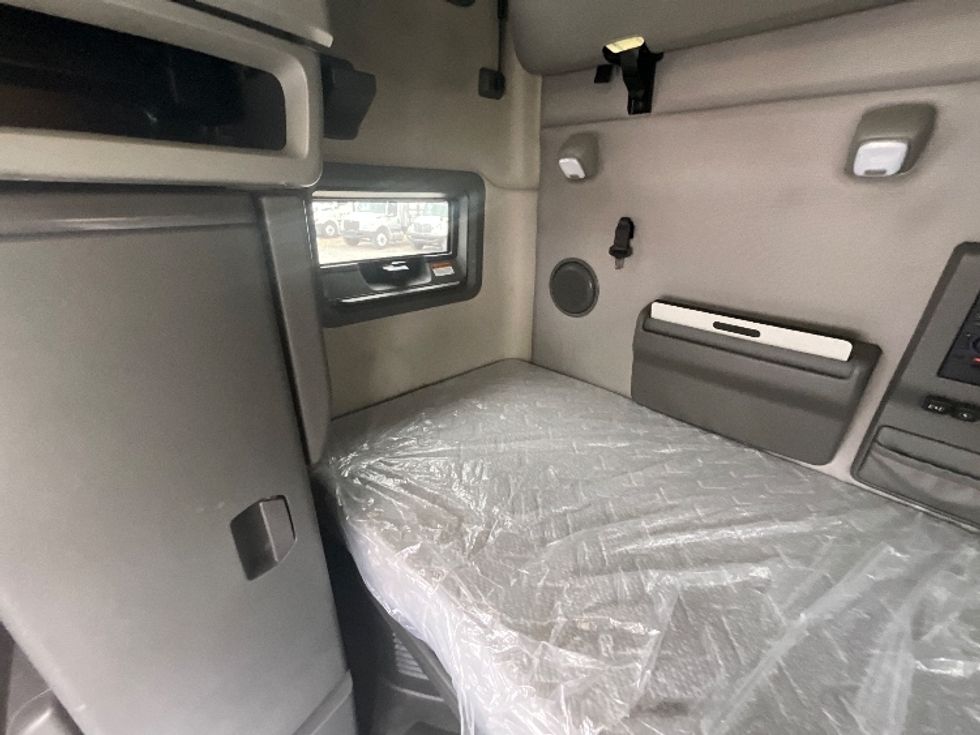 Sleeper Tractor-Heavy Duty Tractors-Volvo-2019-VNL64760-Fayetteville-NC-489,325\n\t\tmiles-$ 62,750 - Image 17