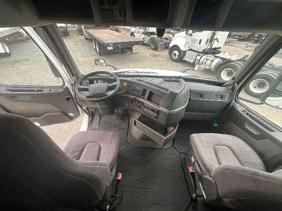 Sleeper Tractor-Heavy Duty Tractors-Volvo-2019-VNL64760-Fayetteville-NC-489,325\n\t\tmiles-$ 62,750 - Image 19