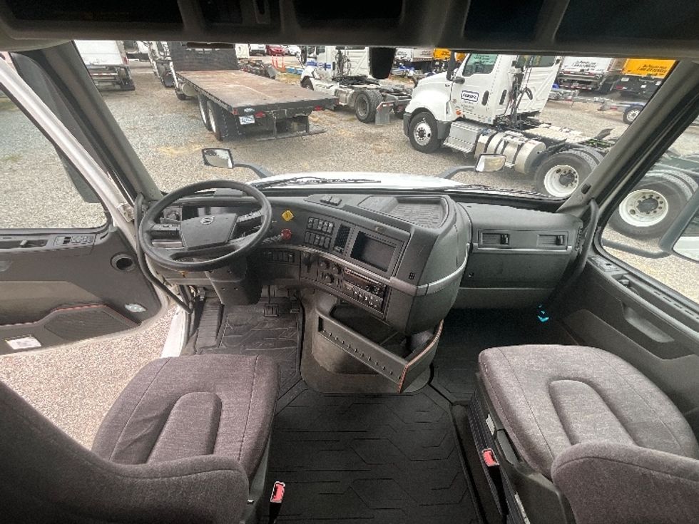 Sleeper Tractor-Heavy Duty Tractors-Volvo-2019-VNL64760-Fayetteville-NC-489,325\n\t\tmiles-$ 62,750 - Image 20