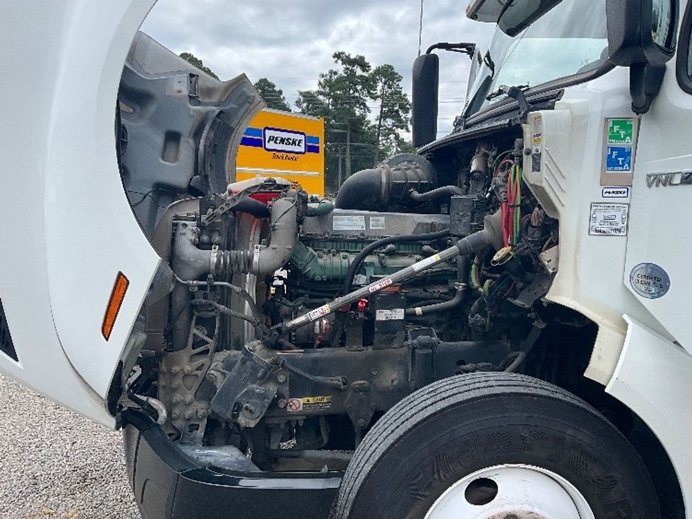 Sleeper Tractor-Heavy Duty Tractors-Volvo-2019-VNL64760-Fayetteville-NC-489,325\n\t\tmiles-$ 62,750 - Image 21