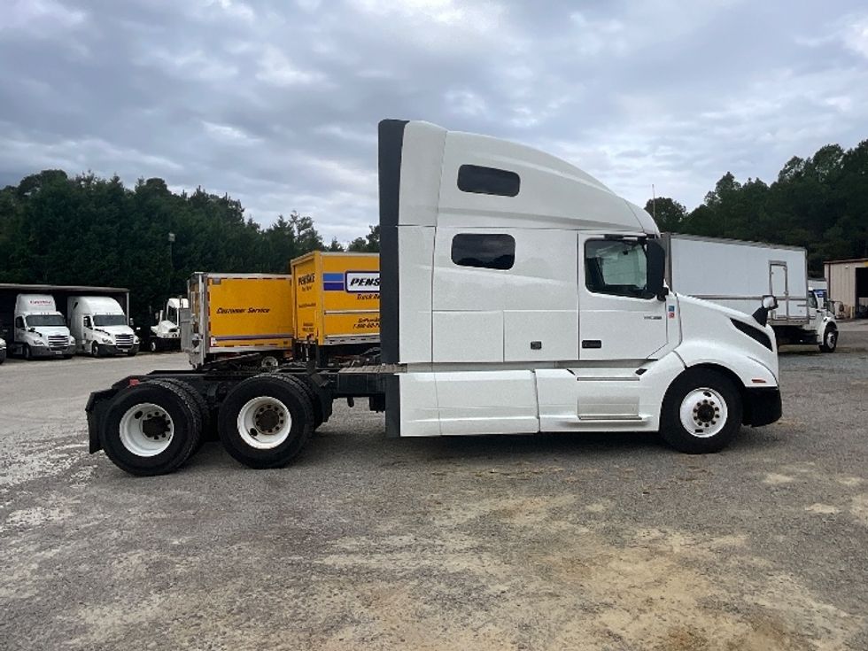 Sleeper Tractor-Heavy Duty Tractors-Volvo-2019-VNL64760-Fayetteville-NC-489,325\n\t\tmiles-$ 62,750 - Image 8