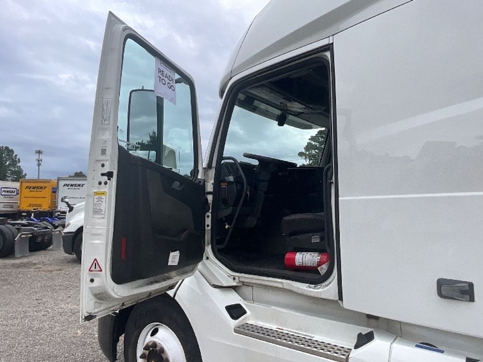 Sleeper Tractor-Heavy Duty Tractors-Volvo-2019-VNL64760-Fayetteville-NC-489,325\n\t\tmiles-$ 62,750 - Image 9