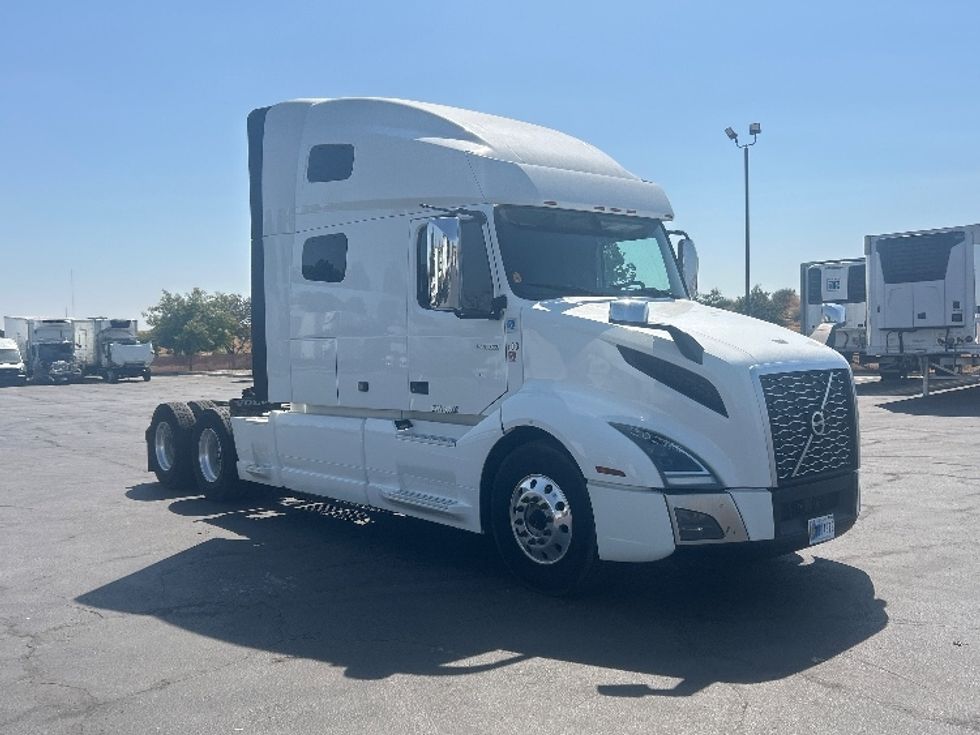 Sleeper Tractor-Heavy Duty Tractors-Volvo-2019-VNL64760-Fresno-CA-538,130\n\t\tmiles-$ 69,250 - Image 1