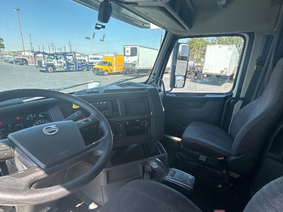 Sleeper Tractor-Heavy Duty Tractors-Volvo-2019-VNL64760-Fresno-CA-538,130\n\t\tmiles-$ 69,250 - Image 10