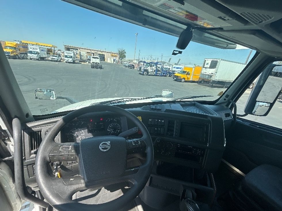 Sleeper Tractor-Heavy Duty Tractors-Volvo-2019-VNL64760-Fresno-CA-538,130\n\t\tmiles-$ 69,250 - Image 11