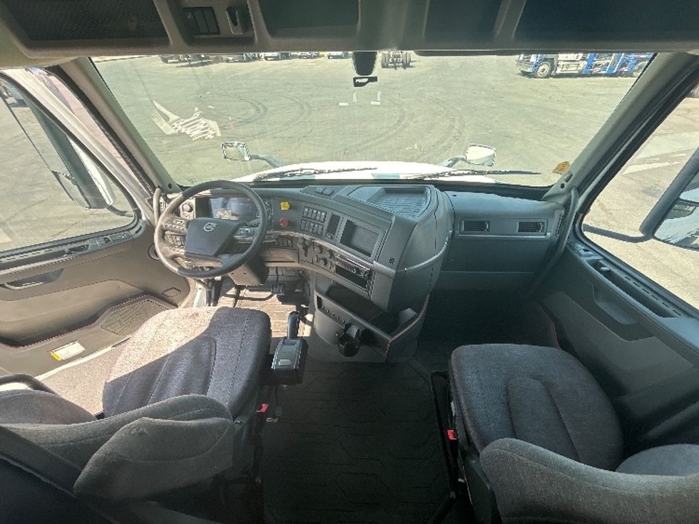 Sleeper Tractor-Heavy Duty Tractors-Volvo-2019-VNL64760-Fresno-CA-538,130\n\t\tmiles-$ 69,250 - Image 12