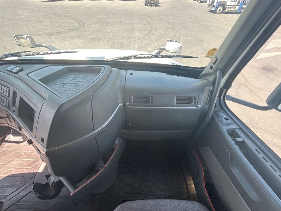 Sleeper Tractor-Heavy Duty Tractors-Volvo-2019-VNL64760-Fresno-CA-538,130\n\t\tmiles-$ 69,250 - Image 14