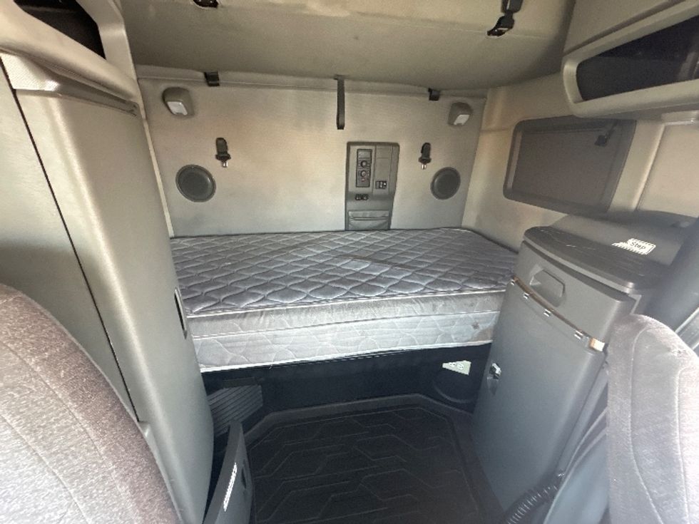 Sleeper Tractor-Heavy Duty Tractors-Volvo-2019-VNL64760-Fresno-CA-538,130\n\t\tmiles-$ 69,250 - Image 16
