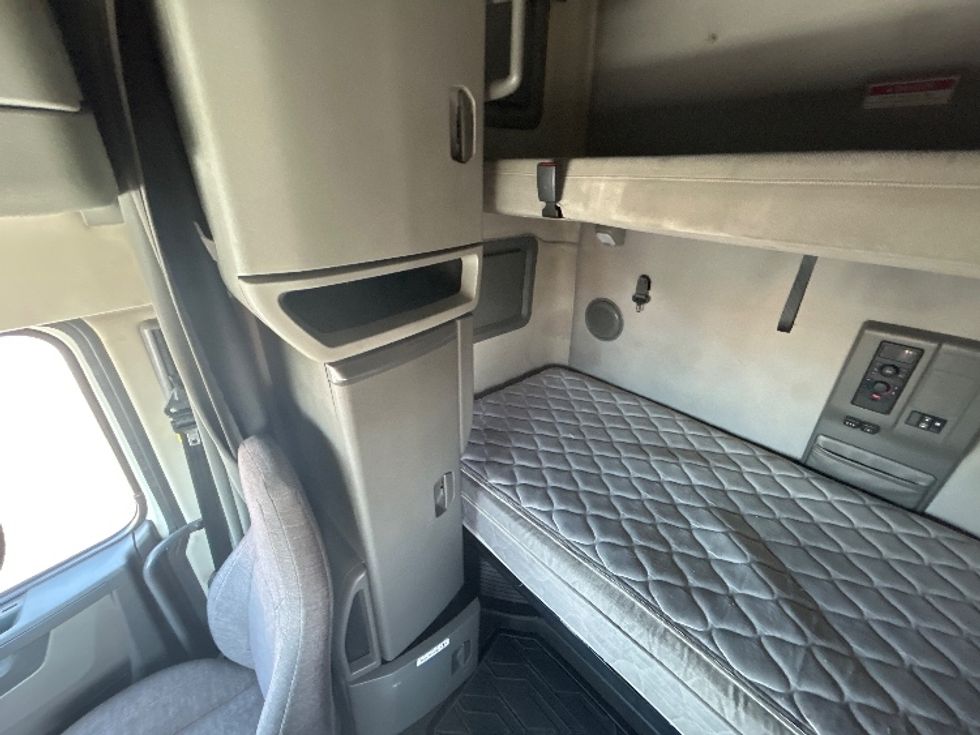 Sleeper Tractor-Heavy Duty Tractors-Volvo-2019-VNL64760-Fresno-CA-538,130\n\t\tmiles-$ 69,250 - Image 19