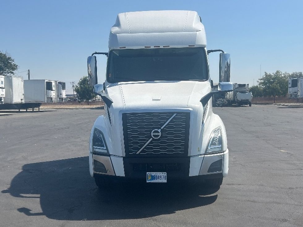 Sleeper Tractor-Heavy Duty Tractors-Volvo-2019-VNL64760-Fresno-CA-538,130\n\t\tmiles-$ 69,250 - Image 2