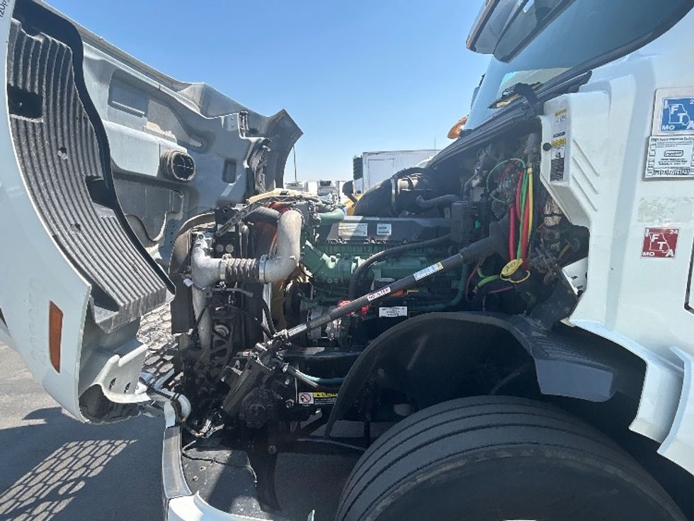 Sleeper Tractor-Heavy Duty Tractors-Volvo-2019-VNL64760-Fresno-CA-538,130\n\t\tmiles-$ 69,250 - Image 21