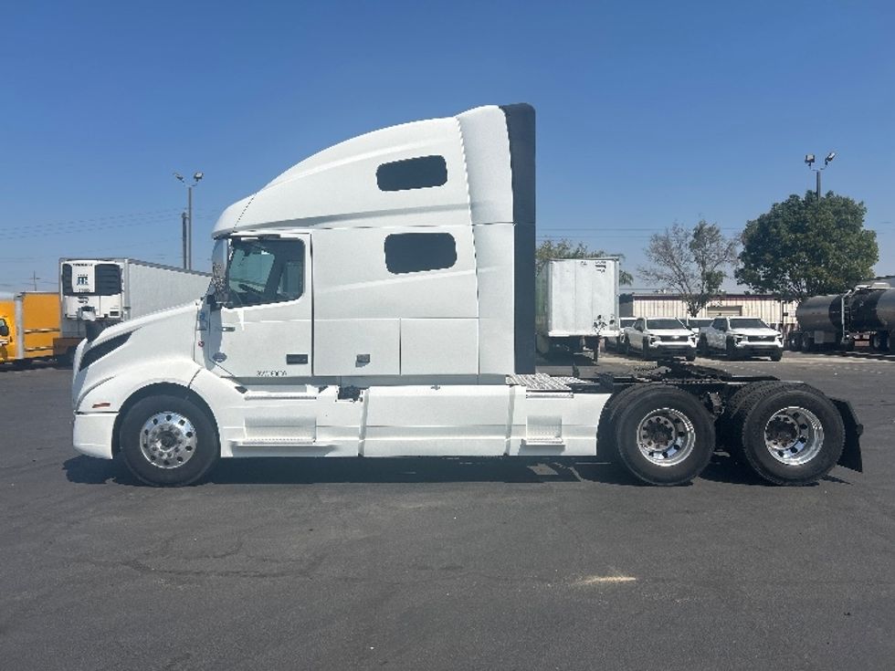 Sleeper Tractor-Heavy Duty Tractors-Volvo-2019-VNL64760-Fresno-CA-538,130\n\t\tmiles-$ 69,250 - Image 4